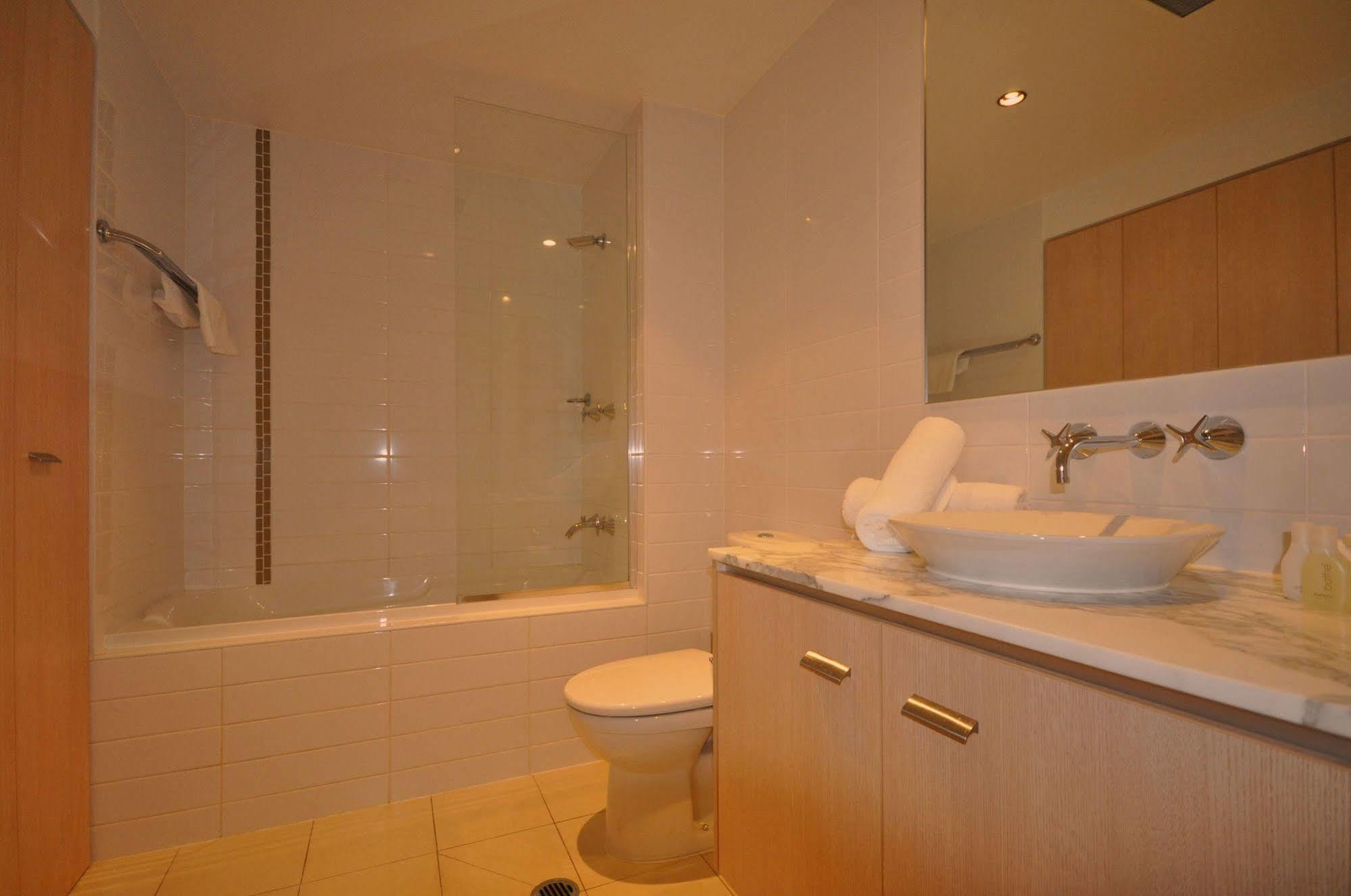 Chancellor Lakeside Apartments Gold Coast Eksteriør bilde